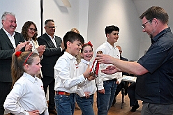 Prinzenwahl HDK 2025-04-11 14  Prinzenwahl 2025 - Am Freitag 11. April 2025 ist endlich so weit. Vorstellung bei der Präsidentenversammlung. Nach einer kurzen Verschnaufpause dann die Erlösung, wir sind gewählt als Kinderprinzencrew der Session 2025 / 2026. Danach dann das erste mal, ohne unsere Kindergarde, nur wir vier allein, auf die Bühne im Steinhof. Wir wurden gefeiert, beschenkt und machten sehr viele Fotos.  Hier auch nochmal einen herzlichen Glückwunsch an den des. Stadtprinzen Toni I. mit seiner Crew. : DVPJ, Toni I, Juls I., Prinz Karneval, Prinz, Prinz Juls I., Prinzessin Aileen I., Hofmarschälle, Page, Pagen, Paginnen, HDK, Duisburg, Karneval, Helau, Tollität, Event, Session 2025, Session 2025, HDK Duisburg, Hauptausschuss, Hauptausschuss Karneval Duisburg, Duisburg ist echt