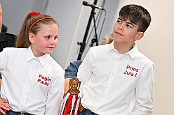 Prinzenwahl HDK 2025-04-11 15  Prinzenwahl 2025 - Am Freitag 11. April 2025 ist endlich so weit. Vorstellung bei der Präsidentenversammlung. Nach einer kurzen Verschnaufpause dann die Erlösung, wir sind gewählt als Kinderprinzencrew der Session 2025 / 2026. Danach dann das erste mal, ohne unsere Kindergarde, nur wir vier allein, auf die Bühne im Steinhof. Wir wurden gefeiert, beschenkt und machten sehr viele Fotos.  Hier auch nochmal einen herzlichen Glückwunsch an den des. Stadtprinzen Toni I. mit seiner Crew. : DVPJ, Toni I, Juls I., Prinz Karneval, Prinz, Prinz Juls I., Prinzessin Aileen I., Hofmarschälle, Page, Pagen, Paginnen, HDK, Duisburg, Karneval, Helau, Tollität, Event, Session 2025, Session 2025, HDK Duisburg, Hauptausschuss, Hauptausschuss Karneval Duisburg, Duisburg ist echt