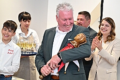 Prinzenwahl HDK 2025-04-11 17  Prinzenwahl 2025 - Am Freitag 11. April 2025 ist endlich so weit. Vorstellung bei der Präsidentenversammlung. Nach einer kurzen Verschnaufpause dann die Erlösung, wir sind gewählt als Kinderprinzencrew der Session 2025 / 2026. Danach dann das erste mal, ohne unsere Kindergarde, nur wir vier allein, auf die Bühne im Steinhof. Wir wurden gefeiert, beschenkt und machten sehr viele Fotos.  Hier auch nochmal einen herzlichen Glückwunsch an den des. Stadtprinzen Toni I. mit seiner Crew. : DVPJ, Toni I, Juls I., Prinz Karneval, Prinz, Prinz Juls I., Prinzessin Aileen I., Hofmarschälle, Page, Pagen, Paginnen, HDK, Duisburg, Karneval, Helau, Tollität, Event, Session 2025, Session 2025, HDK Duisburg, Hauptausschuss, Hauptausschuss Karneval Duisburg, Duisburg ist echt