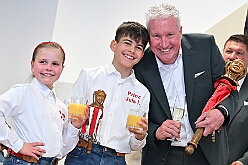 Prinzenwahl HDK 2025-04-11 19  Prinzenwahl 2025 - Am Freitag 11. April 2025 ist endlich so weit. Vorstellung bei der Präsidentenversammlung. Nach einer kurzen Verschnaufpause dann die Erlösung, wir sind gewählt als Kinderprinzencrew der Session 2025 / 2026. Danach dann das erste mal, ohne unsere Kindergarde, nur wir vier allein, auf die Bühne im Steinhof. Wir wurden gefeiert, beschenkt und machten sehr viele Fotos.  Hier auch nochmal einen herzlichen Glückwunsch an den des. Stadtprinzen Toni I. mit seiner Crew. : DVPJ, Toni I, Juls I., Prinz Karneval, Prinz, Prinz Juls I., Prinzessin Aileen I., Hofmarschälle, Page, Pagen, Paginnen, HDK, Duisburg, Karneval, Helau, Tollität, Event, Session 2025, Session 2025, HDK Duisburg, Hauptausschuss, Hauptausschuss Karneval Duisburg, Duisburg ist echt