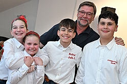 Prinzenwahl HDK 2025-04-11 20  Prinzenwahl 2025 - Am Freitag 11. April 2025 ist endlich so weit. Vorstellung bei der Präsidentenversammlung. Nach einer kurzen Verschnaufpause dann die Erlösung, wir sind gewählt als Kinderprinzencrew der Session 2025 / 2026. Danach dann das erste mal, ohne unsere Kindergarde, nur wir vier allein, auf die Bühne im Steinhof. Wir wurden gefeiert, beschenkt und machten sehr viele Fotos.  Hier auch nochmal einen herzlichen Glückwunsch an den des. Stadtprinzen Toni I. mit seiner Crew. : DVPJ, Toni I, Juls I., Prinz Karneval, Prinz, Prinz Juls I., Prinzessin Aileen I., Hofmarschälle, Page, Pagen, Paginnen, HDK, Duisburg, Karneval, Helau, Tollität, Event, Session 2025, Session 2025, HDK Duisburg, Hauptausschuss, Hauptausschuss Karneval Duisburg, Duisburg ist echt