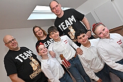 Prinzenwahl HDK 2025-04-11 22  Prinzenwahl 2025 - Am Freitag 11. April 2025 ist endlich so weit. Vorstellung bei der Präsidentenversammlung. Nach einer kurzen Verschnaufpause dann die Erlösung, wir sind gewählt als Kinderprinzencrew der Session 2025 / 2026. Danach dann das erste mal, ohne unsere Kindergarde, nur wir vier allein, auf die Bühne im Steinhof. Wir wurden gefeiert, beschenkt und machten sehr viele Fotos.  Hier auch nochmal einen herzlichen Glückwunsch an den des. Stadtprinzen Toni I. mit seiner Crew. : DVPJ, Toni I, Juls I., Prinz Karneval, Prinz, Prinz Juls I., Prinzessin Aileen I., Hofmarschälle, Page, Pagen, Paginnen, HDK, Duisburg, Karneval, Helau, Tollität, Event, Session 2025, Session 2025, HDK Duisburg, Hauptausschuss, Hauptausschuss Karneval Duisburg, Duisburg ist echt