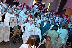 Prinzenwahl HDK 2025-04-11 24  Prinzenwahl 2025 - Am Freitag 11. April 2025 ist endlich so weit. Vorstellung bei der Präsidentenversammlung. Nach einer kurzen Verschnaufpause dann die Erlösung, wir sind gewählt als Kinderprinzencrew der Session 2025 / 2026. Danach dann das erste mal, ohne unsere Kindergarde, nur wir vier allein, auf die Bühne im Steinhof. Wir wurden gefeiert, beschenkt und machten sehr viele Fotos.  Hier auch nochmal einen herzlichen Glückwunsch an den des. Stadtprinzen Toni I. mit seiner Crew. : DVPJ, Toni I, Juls I., Prinz Karneval, Prinz, Prinz Juls I., Prinzessin Aileen I., Hofmarschälle, Page, Pagen, Paginnen, HDK, Duisburg, Karneval, Helau, Tollität, Event, Session 2025, Session 2025, HDK Duisburg, Hauptausschuss, Hauptausschuss Karneval Duisburg, Duisburg ist echt