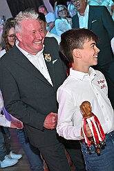 Prinzenwahl HDK 2025-04-11 25  Prinzenwahl 2025 - Am Freitag 11. April 2025 ist endlich so weit. Vorstellung bei der Präsidentenversammlung. Nach einer kurzen Verschnaufpause dann die Erlösung, wir sind gewählt als Kinderprinzencrew der Session 2025 / 2026. Danach dann das erste mal, ohne unsere Kindergarde, nur wir vier allein, auf die Bühne im Steinhof. Wir wurden gefeiert, beschenkt und machten sehr viele Fotos.  Hier auch nochmal einen herzlichen Glückwunsch an den des. Stadtprinzen Toni I. mit seiner Crew. : DVPJ, Toni I, Juls I., Prinz Karneval, Prinz, Prinz Juls I., Prinzessin Aileen I., Hofmarschälle, Page, Pagen, Paginnen, HDK, Duisburg, Karneval, Helau, Tollität, Event, Session 2025, Session 2025, HDK Duisburg, Hauptausschuss, Hauptausschuss Karneval Duisburg, Duisburg ist echt