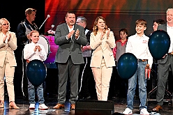 Prinzenwahl HDK 2025-04-11 29  Prinzenwahl 2025 - Am Freitag 11. April 2025 ist endlich so weit. Vorstellung bei der Präsidentenversammlung. Nach einer kurzen Verschnaufpause dann die Erlösung, wir sind gewählt als Kinderprinzencrew der Session 2025 / 2026. Danach dann das erste mal, ohne unsere Kindergarde, nur wir vier allein, auf die Bühne im Steinhof. Wir wurden gefeiert, beschenkt und machten sehr viele Fotos.  Hier auch nochmal einen herzlichen Glückwunsch an den des. Stadtprinzen Toni I. mit seiner Crew. : DVPJ, Toni I, Juls I., Prinz Karneval, Prinz, Prinz Juls I., Prinzessin Aileen I., Hofmarschälle, Page, Pagen, Paginnen, HDK, Duisburg, Karneval, Helau, Tollität, Event, Session 2025, Session 2025, HDK Duisburg, Hauptausschuss, Hauptausschuss Karneval Duisburg, Duisburg ist echt