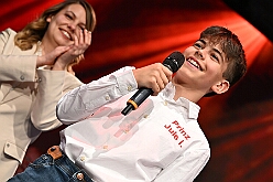 Prinzenwahl HDK 2025-04-11 31  Prinzenwahl 2025 - Am Freitag 11. April 2025 ist endlich so weit. Vorstellung bei der Präsidentenversammlung. Nach einer kurzen Verschnaufpause dann die Erlösung, wir sind gewählt als Kinderprinzencrew der Session 2025 / 2026. Danach dann das erste mal, ohne unsere Kindergarde, nur wir vier allein, auf die Bühne im Steinhof. Wir wurden gefeiert, beschenkt und machten sehr viele Fotos.  Hier auch nochmal einen herzlichen Glückwunsch an den des. Stadtprinzen Toni I. mit seiner Crew. : DVPJ, Toni I, Juls I., Prinz Karneval, Prinz, Prinz Juls I., Prinzessin Aileen I., Hofmarschälle, Page, Pagen, Paginnen, HDK, Duisburg, Karneval, Helau, Tollität, Event, Session 2025, Session 2025, HDK Duisburg, Hauptausschuss, Hauptausschuss Karneval Duisburg, Duisburg ist echt