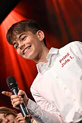 Prinzenwahl HDK 2025-04-11 32  Prinzenwahl 2025 - Am Freitag 11. April 2025 ist endlich so weit. Vorstellung bei der Präsidentenversammlung. Nach einer kurzen Verschnaufpause dann die Erlösung, wir sind gewählt als Kinderprinzencrew der Session 2025 / 2026. Danach dann das erste mal, ohne unsere Kindergarde, nur wir vier allein, auf die Bühne im Steinhof. Wir wurden gefeiert, beschenkt und machten sehr viele Fotos.  Hier auch nochmal einen herzlichen Glückwunsch an den des. Stadtprinzen Toni I. mit seiner Crew. : DVPJ, Toni I, Juls I., Prinz Karneval, Prinz, Prinz Juls I., Prinzessin Aileen I., Hofmarschälle, Page, Pagen, Paginnen, HDK, Duisburg, Karneval, Helau, Tollität, Event, Session 2025, Session 2025, HDK Duisburg, Hauptausschuss, Hauptausschuss Karneval Duisburg, Duisburg ist echt