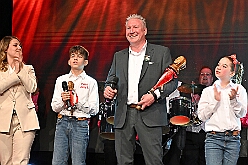 Prinzenwahl HDK 2025-04-11 43  Prinzenwahl 2025 - Am Freitag 11. April 2025 ist endlich so weit. Vorstellung bei der Präsidentenversammlung. Nach einer kurzen Verschnaufpause dann die Erlösung, wir sind gewählt als Kinderprinzencrew der Session 2025 / 2026. Danach dann das erste mal, ohne unsere Kindergarde, nur wir vier allein, auf die Bühne im Steinhof. Wir wurden gefeiert, beschenkt und machten sehr viele Fotos.  Hier auch nochmal einen herzlichen Glückwunsch an den des. Stadtprinzen Toni I. mit seiner Crew. : DVPJ, Toni I, Juls I., Prinz Karneval, Prinz, Prinz Juls I., Prinzessin Aileen I., Hofmarschälle, Page, Pagen, Paginnen, HDK, Duisburg, Karneval, Helau, Tollität, Event, Session 2025, Session 2025, HDK Duisburg, Hauptausschuss, Hauptausschuss Karneval Duisburg, Duisburg ist echt