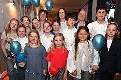 Prinzenwahl HDK 2025-04-11 54  Prinzenwahl 2025 - Am Freitag 11. April 2025 ist endlich so weit. Vorstellung bei der Präsidentenversammlung. Nach einer kurzen Verschnaufpause dann die Erlösung, wir sind gewählt als Kinderprinzencrew der Session 2025 / 2026. Danach dann das erste mal, ohne unsere Kindergarde, nur wir vier allein, auf die Bühne im Steinhof. Wir wurden gefeiert, beschenkt und machten sehr viele Fotos.  Hier auch nochmal einen herzlichen Glückwunsch an den des. Stadtprinzen Toni I. mit seiner Crew. : DVPJ, Toni I, Juls I., Prinz Karneval, Prinz, Prinz Juls I., Prinzessin Aileen I., Hofmarschälle, Page, Pagen, Paginnen, HDK, Duisburg, Karneval, Helau, Tollität, Event, Session 2025, Session 2025, HDK Duisburg, Hauptausschuss, Hauptausschuss Karneval Duisburg, Duisburg ist echt