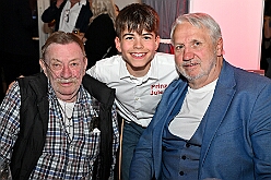 Prinzenwahl HDK 2025-04-11 57  Prinzenwahl 2025 - Am Freitag 11. April 2025 ist endlich so weit. Vorstellung bei der Präsidentenversammlung. Nach einer kurzen Verschnaufpause dann die Erlösung, wir sind gewählt als Kinderprinzencrew der Session 2025 / 2026. Danach dann das erste mal, ohne unsere Kindergarde, nur wir vier allein, auf die Bühne im Steinhof. Wir wurden gefeiert, beschenkt und machten sehr viele Fotos.  Hier auch nochmal einen herzlichen Glückwunsch an den des. Stadtprinzen Toni I. mit seiner Crew. : DVPJ, Toni I, Juls I., Prinz Karneval, Prinz, Prinz Juls I., Prinzessin Aileen I., Hofmarschälle, Page, Pagen, Paginnen, HDK, Duisburg, Karneval, Helau, Tollität, Event, Session 2025, Session 2025, HDK Duisburg, Hauptausschuss, Hauptausschuss Karneval Duisburg, Duisburg ist echt