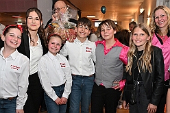 Prinzenwahl HDK 2025-04-11 58  Prinzenwahl 2025 - Am Freitag 11. April 2025 ist endlich so weit. Vorstellung bei der Präsidentenversammlung. Nach einer kurzen Verschnaufpause dann die Erlösung, wir sind gewählt als Kinderprinzencrew der Session 2025 / 2026. Danach dann das erste mal, ohne unsere Kindergarde, nur wir vier allein, auf die Bühne im Steinhof. Wir wurden gefeiert, beschenkt und machten sehr viele Fotos.  Hier auch nochmal einen herzlichen Glückwunsch an den des. Stadtprinzen Toni I. mit seiner Crew. : DVPJ, Toni I, Juls I., Prinz Karneval, Prinz, Prinz Juls I., Prinzessin Aileen I., Hofmarschälle, Page, Pagen, Paginnen, HDK, Duisburg, Karneval, Helau, Tollität, Event, Session 2025, Session 2025, HDK Duisburg, Hauptausschuss, Hauptausschuss Karneval Duisburg, Duisburg ist echt