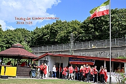 01 Sommerf KG SonnSued 2025-08-30 01  Tour-Tag 30. August - Gleich vier Sommerfeste standen auf dem Programm. Begonnen haben wir im Süden Duisburgs, natürlich bei der KG Sonniger-Süden. Dort starteten wir auch endlich mit dem Verkauf unserer Pins. Das nächste Ziel lag in Meiderich, das „Garde-Grillen“ der Duisburger Prinzengarde. Ein kurzer Besuch beim Kinderfest der KG Rote Funken lag auf dem Weg in den Westen Duisburgs zur 1. KG Baerl. : DVPJ, Holger II, Kinderprinz Phil II., Prinzessin, Mia I., Prinzessin Mia I., HDK, Duisburg, Karneval, Helau, Tollität, Event, Session 2024, Session 2025, Hauptausschuss, Gemeinschaft, Hauptausschuss Karneval Duisburg, Duisburg ist echt