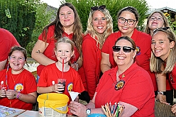 01 Sommerf KG SonnSued 2025-08-30 06  Tour-Tag 30. August - Gleich vier Sommerfeste standen auf dem Programm. Begonnen haben wir im Süden Duisburgs, natürlich bei der KG Sonniger-Süden. Dort starteten wir auch endlich mit dem Verkauf unserer Pins. Das nächste Ziel lag in Meiderich, das „Garde-Grillen“ der Duisburger Prinzengarde. Ein kurzer Besuch beim Kinderfest der KG Rote Funken lag auf dem Weg in den Westen Duisburgs zur 1. KG Baerl. : DVPJ, Holger II, Kinderprinz Phil II., Prinzessin, Mia I., Prinzessin Mia I., HDK, Duisburg, Karneval, Helau, Tollität, Event, Session 2024, Session 2025, Hauptausschuss, Gemeinschaft, Hauptausschuss Karneval Duisburg, Duisburg ist echt