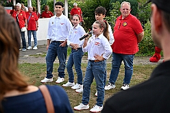 01 Sommerf KG SonnSued 2025-08-30 11  Tour-Tag 30. August - Gleich vier Sommerfeste standen auf dem Programm. Begonnen haben wir im Süden Duisburgs, natürlich bei der KG Sonniger-Süden. Dort starteten wir auch endlich mit dem Verkauf unserer Pins. Das nächste Ziel lag in Meiderich, das „Garde-Grillen“ der Duisburger Prinzengarde. Ein kurzer Besuch beim Kinderfest der KG Rote Funken lag auf dem Weg in den Westen Duisburgs zur 1. KG Baerl. : DVPJ, Holger II, Kinderprinz Phil II., Prinzessin, Mia I., Prinzessin Mia I., HDK, Duisburg, Karneval, Helau, Tollität, Event, Session 2024, Session 2025, Hauptausschuss, Gemeinschaft, Hauptausschuss Karneval Duisburg, Duisburg ist echt