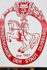 02 GardeGrillen Prinzegrd 2025-08-30 01  Tour-Tag 30. August - Gleich vier Sommerfeste standen auf dem Programm. Begonnen haben wir im Süden Duisburgs, natürlich bei der KG Sonniger-Süden. Dort starteten wir auch endlich mit dem Verkauf unserer Pins. Das nächste Ziel lag in Meiderich, das „Garde-Grillen“ der Duisburger Prinzengarde. Ein kurzer Besuch beim Kinderfest der KG Rote Funken lag auf dem Weg in den Westen Duisburgs zur 1. KG Baerl. : DVPJ, Holger II, Kinderprinz Phil II., Prinzessin, Mia I., Prinzessin Mia I., HDK, Duisburg, Karneval, Helau, Tollität, Event, Session 2024, Session 2025, Hauptausschuss, Gemeinschaft, Hauptausschuss Karneval Duisburg, Duisburg ist echt