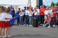 02 GardeGrillen Prinzegrd 2025-08-30 02  Tour-Tag 30. August - Gleich vier Sommerfeste standen auf dem Programm. Begonnen haben wir im Süden Duisburgs, natürlich bei der KG Sonniger-Süden. Dort starteten wir auch endlich mit dem Verkauf unserer Pins. Das nächste Ziel lag in Meiderich, das „Garde-Grillen“ der Duisburger Prinzengarde. Ein kurzer Besuch beim Kinderfest der KG Rote Funken lag auf dem Weg in den Westen Duisburgs zur 1. KG Baerl. : DVPJ, Holger II, Kinderprinz Phil II., Prinzessin, Mia I., Prinzessin Mia I., HDK, Duisburg, Karneval, Helau, Tollität, Event, Session 2024, Session 2025, Hauptausschuss, Gemeinschaft, Hauptausschuss Karneval Duisburg, Duisburg ist echt