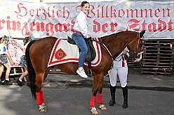 02 GardeGrillen Prinzegrd 2025-08-30 11  Tour-Tag 30. August - Gleich vier Sommerfeste standen auf dem Programm. Begonnen haben wir im Süden Duisburgs, natürlich bei der KG Sonniger-Süden. Dort starteten wir auch endlich mit dem Verkauf unserer Pins. Das nächste Ziel lag in Meiderich, das „Garde-Grillen“ der Duisburger Prinzengarde. Ein kurzer Besuch beim Kinderfest der KG Rote Funken lag auf dem Weg in den Westen Duisburgs zur 1. KG Baerl. : DVPJ, Holger II, Kinderprinz Phil II., Prinzessin, Mia I., Prinzessin Mia I., HDK, Duisburg, Karneval, Helau, Tollität, Event, Session 2024, Session 2025, Hauptausschuss, Gemeinschaft, Hauptausschuss Karneval Duisburg, Duisburg ist echt