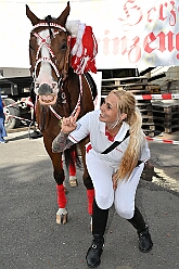 02 GardeGrillen Prinzegrd 2025-08-30 14  Tour-Tag 30. August - Gleich vier Sommerfeste standen auf dem Programm. Begonnen haben wir im Süden Duisburgs, natürlich bei der KG Sonniger-Süden. Dort starteten wir auch endlich mit dem Verkauf unserer Pins. Das nächste Ziel lag in Meiderich, das „Garde-Grillen“ der Duisburger Prinzengarde. Ein kurzer Besuch beim Kinderfest der KG Rote Funken lag auf dem Weg in den Westen Duisburgs zur 1. KG Baerl. : DVPJ, Holger II, Kinderprinz Phil II., Prinzessin, Mia I., Prinzessin Mia I., HDK, Duisburg, Karneval, Helau, Tollität, Event, Session 2024, Session 2025, Hauptausschuss, Gemeinschaft, Hauptausschuss Karneval Duisburg, Duisburg ist echt