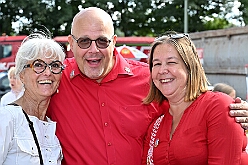 02 GardeGrillen Prinzegrd 2025-08-30 19  Tour-Tag 30. August - Gleich vier Sommerfeste standen auf dem Programm. Begonnen haben wir im Süden Duisburgs, natürlich bei der KG Sonniger-Süden. Dort starteten wir auch endlich mit dem Verkauf unserer Pins. Das nächste Ziel lag in Meiderich, das „Garde-Grillen“ der Duisburger Prinzengarde. Ein kurzer Besuch beim Kinderfest der KG Rote Funken lag auf dem Weg in den Westen Duisburgs zur 1. KG Baerl. : DVPJ, Holger II, Kinderprinz Phil II., Prinzessin, Mia I., Prinzessin Mia I., HDK, Duisburg, Karneval, Helau, Tollität, Event, Session 2024, Session 2025, Hauptausschuss, Gemeinschaft, Hauptausschuss Karneval Duisburg, Duisburg ist echt