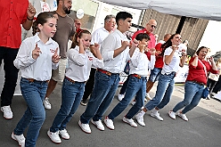 02 GardeGrillen Prinzegrd 2025-08-30 22  Tour-Tag 30. August - Gleich vier Sommerfeste standen auf dem Programm. Begonnen haben wir im Süden Duisburgs, natürlich bei der KG Sonniger-Süden. Dort starteten wir auch endlich mit dem Verkauf unserer Pins. Das nächste Ziel lag in Meiderich, das „Garde-Grillen“ der Duisburger Prinzengarde. Ein kurzer Besuch beim Kinderfest der KG Rote Funken lag auf dem Weg in den Westen Duisburgs zur 1. KG Baerl. : DVPJ, Holger II, Kinderprinz Phil II., Prinzessin, Mia I., Prinzessin Mia I., HDK, Duisburg, Karneval, Helau, Tollität, Event, Session 2024, Session 2025, Hauptausschuss, Gemeinschaft, Hauptausschuss Karneval Duisburg, Duisburg ist echt