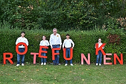 03 Sommerf RoteFunken 2025-08-30 04  Tour-Tag 30. August - Gleich vier Sommerfeste standen auf dem Programm. Begonnen haben wir im Süden Duisburgs, natürlich bei der KG Sonniger-Süden. Dort starteten wir auch endlich mit dem Verkauf unserer Pins. Das nächste Ziel lag in Meiderich, das „Garde-Grillen“ der Duisburger Prinzengarde. Ein kurzer Besuch beim Kinderfest der KG Rote Funken lag auf dem Weg in den Westen Duisburgs zur 1. KG Baerl. : DVPJ, Holger II, Kinderprinz Phil II., Prinzessin, Mia I., Prinzessin Mia I., HDK, Duisburg, Karneval, Helau, Tollität, Event, Session 2024, Session 2025, Hauptausschuss, Gemeinschaft, Hauptausschuss Karneval Duisburg, Duisburg ist echt