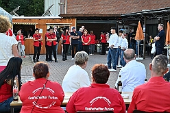 04 Sommerf KG Baerl 2025-08-30 05  Tour-Tag 30. August - Gleich vier Sommerfeste standen auf dem Programm. Begonnen haben wir im Süden Duisburgs, natürlich bei der KG Sonniger-Süden. Dort starteten wir auch endlich mit dem Verkauf unserer Pins. Das nächste Ziel lag in Meiderich, das „Garde-Grillen“ der Duisburger Prinzengarde. Ein kurzer Besuch beim Kinderfest der KG Rote Funken lag auf dem Weg in den Westen Duisburgs zur 1. KG Baerl. : DVPJ, Holger II, Kinderprinz Phil II., Prinzessin, Mia I., Prinzessin Mia I., HDK, Duisburg, Karneval, Helau, Tollität, Event, Session 2024, Session 2025, Hauptausschuss, Gemeinschaft, Hauptausschuss Karneval Duisburg, Duisburg ist echt