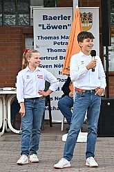 04 Sommerf KG Baerl 2025-08-30 07  Tour-Tag 30. August - Gleich vier Sommerfeste standen auf dem Programm. Begonnen haben wir im Süden Duisburgs, natürlich bei der KG Sonniger-Süden. Dort starteten wir auch endlich mit dem Verkauf unserer Pins. Das nächste Ziel lag in Meiderich, das „Garde-Grillen“ der Duisburger Prinzengarde. Ein kurzer Besuch beim Kinderfest der KG Rote Funken lag auf dem Weg in den Westen Duisburgs zur 1. KG Baerl. : DVPJ, Holger II, Kinderprinz Phil II., Prinzessin, Mia I., Prinzessin Mia I., HDK, Duisburg, Karneval, Helau, Tollität, Event, Session 2024, Session 2025, Hauptausschuss, Gemeinschaft, Hauptausschuss Karneval Duisburg, Duisburg ist echt