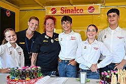 04 Sommerf KG Baerl 2025-08-30 12  Tour-Tag 30. August - Gleich vier Sommerfeste standen auf dem Programm. Begonnen haben wir im Süden Duisburgs, natürlich bei der KG Sonniger-Süden. Dort starteten wir auch endlich mit dem Verkauf unserer Pins. Das nächste Ziel lag in Meiderich, das „Garde-Grillen“ der Duisburger Prinzengarde. Ein kurzer Besuch beim Kinderfest der KG Rote Funken lag auf dem Weg in den Westen Duisburgs zur 1. KG Baerl. : DVPJ, Holger II, Kinderprinz Phil II., Prinzessin, Mia I., Prinzessin Mia I., HDK, Duisburg, Karneval, Helau, Tollität, Event, Session 2024, Session 2025, Hauptausschuss, Gemeinschaft, Hauptausschuss Karneval Duisburg, Duisburg ist echt