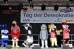 01 TagDerDemokratie 2025-09-06 01  Der 6. September  -  Zwei Termine hatten wir an diesem sommerlichen Samstag. Der Erste war auf dem Burgplatz. Vor dem Rathaus fand der „Tag der Demokratie“ statt. Eine Veranstaltung der Stadt Duisburg, dem HDK unter Mitwirkung angeschlossener Vereinen und diversen Organisationen aus der Stadt. Danach ging es zur Platzanlage des TUS Viktoria 06 in Buchholz zum Benefiz-Spiel gegen die Traditionsmannschaft von Schalke 04. : DVPJ, Holger II, Kinderprinz Phil II., Prinzessin, Mia I., Prinzessin Mia I., HDK, Duisburg, Karneval, Helau, Tollität, Event, Session 2024, Session 2025, Hauptausschuss, Gemeinschaft, Hauptausschuss Karneval Duisburg, Duisburg ist echt