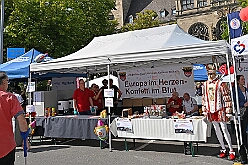 01 TagDerDemokratie 2025-09-06 06  Der 6. September  -  Zwei Termine hatten wir an diesem sommerlichen Samstag. Der Erste war auf dem Burgplatz. Vor dem Rathaus fand der „Tag der Demokratie“ statt. Eine Veranstaltung der Stadt Duisburg, dem HDK unter Mitwirkung angeschlossener Vereinen und diversen Organisationen aus der Stadt. Danach ging es zur Platzanlage des TUS Viktoria 06 in Buchholz zum Benefiz-Spiel gegen die Traditionsmannschaft von Schalke 04. : DVPJ, Holger II, Kinderprinz Phil II., Prinzessin, Mia I., Prinzessin Mia I., HDK, Duisburg, Karneval, Helau, Tollität, Event, Session 2024, Session 2025, Hauptausschuss, Gemeinschaft, Hauptausschuss Karneval Duisburg, Duisburg ist echt