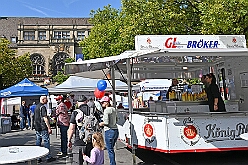 01 TagDerDemokratie 2025-09-06 10  Der 6. September  -  Zwei Termine hatten wir an diesem sommerlichen Samstag. Der Erste war auf dem Burgplatz. Vor dem Rathaus fand der „Tag der Demokratie“ statt. Eine Veranstaltung der Stadt Duisburg, dem HDK unter Mitwirkung angeschlossener Vereinen und diversen Organisationen aus der Stadt. Danach ging es zur Platzanlage des TUS Viktoria 06 in Buchholz zum Benefiz-Spiel gegen die Traditionsmannschaft von Schalke 04. : DVPJ, Holger II, Kinderprinz Phil II., Prinzessin, Mia I., Prinzessin Mia I., HDK, Duisburg, Karneval, Helau, Tollität, Event, Session 2024, Session 2025, Hauptausschuss, Gemeinschaft, Hauptausschuss Karneval Duisburg, Duisburg ist echt
