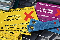 01 TagDerDemokratie 2025-09-06 11  Der 6. September  -  Zwei Termine hatten wir an diesem sommerlichen Samstag. Der Erste war auf dem Burgplatz. Vor dem Rathaus fand der „Tag der Demokratie“ statt. Eine Veranstaltung der Stadt Duisburg, dem HDK unter Mitwirkung angeschlossener Vereinen und diversen Organisationen aus der Stadt. Danach ging es zur Platzanlage des TUS Viktoria 06 in Buchholz zum Benefiz-Spiel gegen die Traditionsmannschaft von Schalke 04. : DVPJ, Holger II, Kinderprinz Phil II., Prinzessin, Mia I., Prinzessin Mia I., HDK, Duisburg, Karneval, Helau, Tollität, Event, Session 2024, Session 2025, Hauptausschuss, Gemeinschaft, Hauptausschuss Karneval Duisburg, Duisburg ist echt