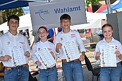 01 TagDerDemokratie 2025-09-06 12  Der 6. September  -  Zwei Termine hatten wir an diesem sommerlichen Samstag. Der Erste war auf dem Burgplatz. Vor dem Rathaus fand der „Tag der Demokratie“ statt. Eine Veranstaltung der Stadt Duisburg, dem HDK unter Mitwirkung angeschlossener Vereinen und diversen Organisationen aus der Stadt. Danach ging es zur Platzanlage des TUS Viktoria 06 in Buchholz zum Benefiz-Spiel gegen die Traditionsmannschaft von Schalke 04. : DVPJ, Holger II, Kinderprinz Phil II., Prinzessin, Mia I., Prinzessin Mia I., HDK, Duisburg, Karneval, Helau, Tollität, Event, Session 2024, Session 2025, Hauptausschuss, Gemeinschaft, Hauptausschuss Karneval Duisburg, Duisburg ist echt