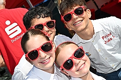 01 TagDerDemokratie 2025-09-06 21  Der 6. September  -  Zwei Termine hatten wir an diesem sommerlichen Samstag. Der Erste war auf dem Burgplatz. Vor dem Rathaus fand der „Tag der Demokratie“ statt. Eine Veranstaltung der Stadt Duisburg, dem HDK unter Mitwirkung angeschlossener Vereinen und diversen Organisationen aus der Stadt. Danach ging es zur Platzanlage des TUS Viktoria 06 in Buchholz zum Benefiz-Spiel gegen die Traditionsmannschaft von Schalke 04. : DVPJ, Holger II, Kinderprinz Phil II., Prinzessin, Mia I., Prinzessin Mia I., HDK, Duisburg, Karneval, Helau, Tollität, Event, Session 2024, Session 2025, Hauptausschuss, Gemeinschaft, Hauptausschuss Karneval Duisburg, Duisburg ist echt