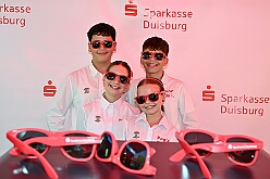 01 TagDerDemokratie 2025-09-06 23  Der 6. September  -  Zwei Termine hatten wir an diesem sommerlichen Samstag. Der Erste war auf dem Burgplatz. Vor dem Rathaus fand der „Tag der Demokratie“ statt. Eine Veranstaltung der Stadt Duisburg, dem HDK unter Mitwirkung angeschlossener Vereinen und diversen Organisationen aus der Stadt. Danach ging es zur Platzanlage des TUS Viktoria 06 in Buchholz zum Benefiz-Spiel gegen die Traditionsmannschaft von Schalke 04. : DVPJ, Holger II, Kinderprinz Phil II., Prinzessin, Mia I., Prinzessin Mia I., HDK, Duisburg, Karneval, Helau, Tollität, Event, Session 2024, Session 2025, Hauptausschuss, Gemeinschaft, Hauptausschuss Karneval Duisburg, Duisburg ist echt