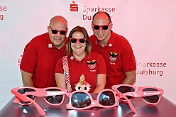 01 TagDerDemokratie 2025-09-06 24  Der 6. September  -  Zwei Termine hatten wir an diesem sommerlichen Samstag. Der Erste war auf dem Burgplatz. Vor dem Rathaus fand der „Tag der Demokratie“ statt. Eine Veranstaltung der Stadt Duisburg, dem HDK unter Mitwirkung angeschlossener Vereinen und diversen Organisationen aus der Stadt. Danach ging es zur Platzanlage des TUS Viktoria 06 in Buchholz zum Benefiz-Spiel gegen die Traditionsmannschaft von Schalke 04. : DVPJ, Holger II, Kinderprinz Phil II., Prinzessin, Mia I., Prinzessin Mia I., HDK, Duisburg, Karneval, Helau, Tollität, Event, Session 2024, Session 2025, Hauptausschuss, Gemeinschaft, Hauptausschuss Karneval Duisburg, Duisburg ist echt