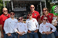 01 TagDerDemokratie 2025-09-06 27  Der 6. September  -  Zwei Termine hatten wir an diesem sommerlichen Samstag. Der Erste war auf dem Burgplatz. Vor dem Rathaus fand der „Tag der Demokratie“ statt. Eine Veranstaltung der Stadt Duisburg, dem HDK unter Mitwirkung angeschlossener Vereinen und diversen Organisationen aus der Stadt. Danach ging es zur Platzanlage des TUS Viktoria 06 in Buchholz zum Benefiz-Spiel gegen die Traditionsmannschaft von Schalke 04. : DVPJ, Holger II, Kinderprinz Phil II., Prinzessin, Mia I., Prinzessin Mia I., HDK, Duisburg, Karneval, Helau, Tollität, Event, Session 2024, Session 2025, Hauptausschuss, Gemeinschaft, Hauptausschuss Karneval Duisburg, Duisburg ist echt