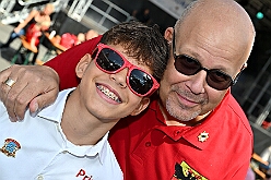 01 TagDerDemokratie 2025-09-06 28  Der 6. September  -  Zwei Termine hatten wir an diesem sommerlichen Samstag. Der Erste war auf dem Burgplatz. Vor dem Rathaus fand der „Tag der Demokratie“ statt. Eine Veranstaltung der Stadt Duisburg, dem HDK unter Mitwirkung angeschlossener Vereinen und diversen Organisationen aus der Stadt. Danach ging es zur Platzanlage des TUS Viktoria 06 in Buchholz zum Benefiz-Spiel gegen die Traditionsmannschaft von Schalke 04. : DVPJ, Holger II, Kinderprinz Phil II., Prinzessin, Mia I., Prinzessin Mia I., HDK, Duisburg, Karneval, Helau, Tollität, Event, Session 2024, Session 2025, Hauptausschuss, Gemeinschaft, Hauptausschuss Karneval Duisburg, Duisburg ist echt