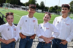 02 BenefizVikroriaBuchholz 2025-09-06 02  Der 6. September  -  Zwei Termine hatten wir an diesem sommerlichen Samstag. Der Erste war auf dem Burgplatz. Vor dem Rathaus fand der „Tag der Demokratie“ statt. Eine Veranstaltung der Stadt Duisburg, dem HDK unter Mitwirkung angeschlossener Vereinen und diversen Organisationen aus der Stadt. Danach ging es zur Platzanlage des TUS Viktoria 06 in Buchholz zum Benefiz-Spiel gegen die Traditionsmannschaft von Schalke 04. : DVPJ, Holger II, Kinderprinz Phil II., Prinzessin, Mia I., Prinzessin Mia I., HDK, Duisburg, Karneval, Helau, Tollität, Event, Session 2024, Session 2025, Hauptausschuss, Gemeinschaft, Hauptausschuss Karneval Duisburg, Duisburg ist echt