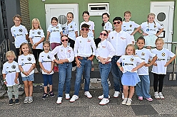 02 BenefizVikroriaBuchholz 2025-09-06 03  Der 6. September  -  Zwei Termine hatten wir an diesem sommerlichen Samstag. Der Erste war auf dem Burgplatz. Vor dem Rathaus fand der „Tag der Demokratie“ statt. Eine Veranstaltung der Stadt Duisburg, dem HDK unter Mitwirkung angeschlossener Vereinen und diversen Organisationen aus der Stadt. Danach ging es zur Platzanlage des TUS Viktoria 06 in Buchholz zum Benefiz-Spiel gegen die Traditionsmannschaft von Schalke 04. : DVPJ, Holger II, Kinderprinz Phil II., Prinzessin, Mia I., Prinzessin Mia I., HDK, Duisburg, Karneval, Helau, Tollität, Event, Session 2024, Session 2025, Hauptausschuss, Gemeinschaft, Hauptausschuss Karneval Duisburg, Duisburg ist echt
