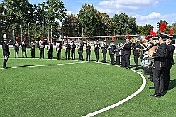 02 BenefizVikroriaBuchholz 2025-09-06 05  Der 6. September  -  Zwei Termine hatten wir an diesem sommerlichen Samstag. Der Erste war auf dem Burgplatz. Vor dem Rathaus fand der „Tag der Demokratie“ statt. Eine Veranstaltung der Stadt Duisburg, dem HDK unter Mitwirkung angeschlossener Vereinen und diversen Organisationen aus der Stadt. Danach ging es zur Platzanlage des TUS Viktoria 06 in Buchholz zum Benefiz-Spiel gegen die Traditionsmannschaft von Schalke 04. : DVPJ, Holger II, Kinderprinz Phil II., Prinzessin, Mia I., Prinzessin Mia I., HDK, Duisburg, Karneval, Helau, Tollität, Event, Session 2024, Session 2025, Hauptausschuss, Gemeinschaft, Hauptausschuss Karneval Duisburg, Duisburg ist echt