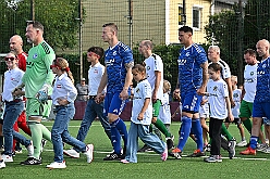 02 BenefizVikroriaBuchholz 2025-09-06 08  Der 6. September  -  Zwei Termine hatten wir an diesem sommerlichen Samstag. Der Erste war auf dem Burgplatz. Vor dem Rathaus fand der „Tag der Demokratie“ statt. Eine Veranstaltung der Stadt Duisburg, dem HDK unter Mitwirkung angeschlossener Vereinen und diversen Organisationen aus der Stadt. Danach ging es zur Platzanlage des TUS Viktoria 06 in Buchholz zum Benefiz-Spiel gegen die Traditionsmannschaft von Schalke 04. : DVPJ, Holger II, Kinderprinz Phil II., Prinzessin, Mia I., Prinzessin Mia I., HDK, Duisburg, Karneval, Helau, Tollität, Event, Session 2024, Session 2025, Hauptausschuss, Gemeinschaft, Hauptausschuss Karneval Duisburg, Duisburg ist echt