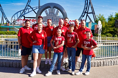 MoviePark 2025-09-07 02  Gemeinsam im Movie Park - Am Sonntag 7. September haben wir einen wunderbaren Tag mit der „Großen“ Prinzencrew im „Movie Park“ verbringen dürfen. Wir haben nicht nur die Attraktionen „getestet“, wir durften auch Fotos mit der Stuntcrew machen. : DVPJ, Holger II, Kinderprinz Phil II., Prinzessin, Mia I., Prinzessin Mia I., HDK, Duisburg, Karneval, Helau, Tollität, Event, Session 2024, Session 2025, Hauptausschuss, Gemeinschaft, Hauptausschuss Karneval Duisburg, Duisburg ist echt