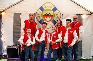 02 KGAMaB  2025-09-13 01  Am Samstag 13. September - Zuerst waren wir in „Mattlerbusch“. Die Marxloher-Jecken „Feierten mit Freunden“ dort auf dem Gelände neben dem Niederrheinischen Karnevalsmusem. Danach gab es das Heimspiel bei unserer KG Alle Mann an Bord. Ein Gartenfest mit den aktiven und passiven Mitgliedern.