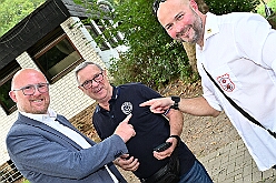 01 HambornerStadtwache 2025-09-20 02  40 Jähriges, ein Baum und Sommerfest - Am 20. September feierte die Hamborner Stadtwache, das Offizierscorps der KG Rot-Weiß Hambrn-Marxloh 1958 e.V.,  ihr 40-jähriges Bestehen. Danach erfüllten wir unsere Nominierung in der Facebook Challenge  zum Pflanzen eines „Karnevals-Baums“ durch PrinznToni I.(des.). Zum Abschluss besuchten wir noch das Sommerfest der Bürgergarde der Stadt Duisburg an der Sechs-Seen-Platte. : DVPJ, Holger II, Kinderprinz Phil II., Prinzessin, Mia I., Prinzessin Mia I., HDK, Duisburg, Karneval, Helau, Tollität, Event, Session 2024, Session 2025, Hauptausschuss, Gemeinschaft, Hauptausschuss Karneval Duisburg, Duisburg ist echt