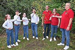 02 Der Karnevalsbaum 2025-09-20 07  40 Jähriges, ein Baum und Sommerfest - Am 20. September feierte die Hamborner Stadtwache, das Offizierscorps der KG Rot-Weiß Hambrn-Marxloh 1958 e.V.,  ihr 40-jähriges Bestehen. Danach erfüllten wir unsere Nominierung in der Facebook Challenge  zum Pflanzen eines „Karnevals-Baums“ durch PrinznToni I.(des.). Zum Abschluss besuchten wir noch das Sommerfest der Bürgergarde der Stadt Duisburg an der Sechs-Seen-Platte. : DVPJ, Holger II, Kinderprinz Phil II., Prinzessin, Mia I., Prinzessin Mia I., HDK, Duisburg, Karneval, Helau, Tollität, Event, Session 2024, Session 2025, Hauptausschuss, Gemeinschaft, Hauptausschuss Karneval Duisburg, Duisburg ist echt