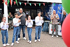 03 SommerfBuergergarde 2025-09-20 09  40 Jähriges, ein Baum und Sommerfest - Am 20. September feierte die Hamborner Stadtwache, das Offizierscorps der KG Rot-Weiß Hambrn-Marxloh 1958 e.V.,  ihr 40-jähriges Bestehen. Danach erfüllten wir unsere Nominierung in der Facebook Challenge  zum Pflanzen eines „Karnevals-Baums“ durch PrinznToni I.(des.). Zum Abschluss besuchten wir noch das Sommerfest der Bürgergarde der Stadt Duisburg an der Sechs-Seen-Platte. : DVPJ, Holger II, Kinderprinz Phil II., Prinzessin, Mia I., Prinzessin Mia I., HDK, Duisburg, Karneval, Helau, Tollität, Event, Session 2024, Session 2025, Hauptausschuss, Gemeinschaft, Hauptausschuss Karneval Duisburg, Duisburg ist echt