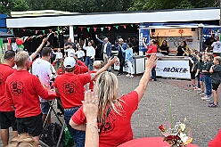 03 SommerfBuergergarde 2025-09-20 12  40 Jähriges, ein Baum und Sommerfest - Am 20. September feierte die Hamborner Stadtwache, das Offizierscorps der KG Rot-Weiß Hambrn-Marxloh 1958 e.V.,  ihr 40-jähriges Bestehen. Danach erfüllten wir unsere Nominierung in der Facebook Challenge  zum Pflanzen eines „Karnevals-Baums“ durch PrinznToni I.(des.). Zum Abschluss besuchten wir noch das Sommerfest der Bürgergarde der Stadt Duisburg an der Sechs-Seen-Platte. : DVPJ, Holger II, Kinderprinz Phil II., Prinzessin, Mia I., Prinzessin Mia I., HDK, Duisburg, Karneval, Helau, Tollität, Event, Session 2024, Session 2025, Hauptausschuss, Gemeinschaft, Hauptausschuss Karneval Duisburg, Duisburg ist echt