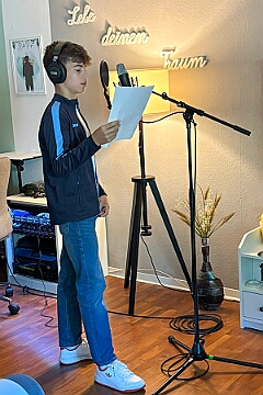 Im Tonstudio 2025-09-24 01  Im „Tonstudio“ - „Ohne Musik wär alles nichts“. Aus diesem Grund singen wir fleißig Lieder ein, um euch ein tolles Showprogramm zu bieten. Herzlichen Dank an René für seine Unterstützung und Kompetenz.