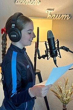 Im Tonstudio 2025-09-24 03  Im „Tonstudio“ - „Ohne Musik wär alles nichts“. Aus diesem Grund singen wir fleißig Lieder ein, um euch ein tolles Showprogramm zu bieten. Herzlichen Dank an René für seine Unterstützung und Kompetenz.